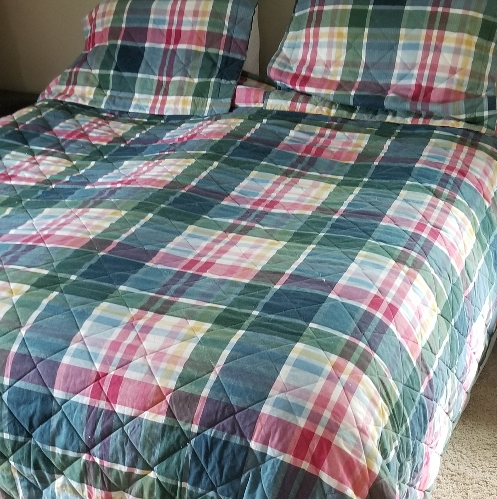 Plaid bedspread set w/ matching curtains